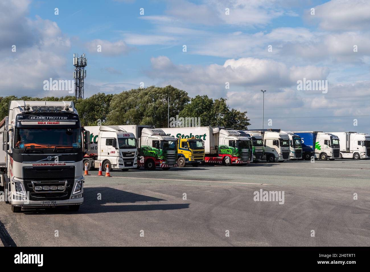 Burtonwood-Tankstelle/LKW-Haltestelle auf der Autobahn M62 in Großbritannien. Stockfoto