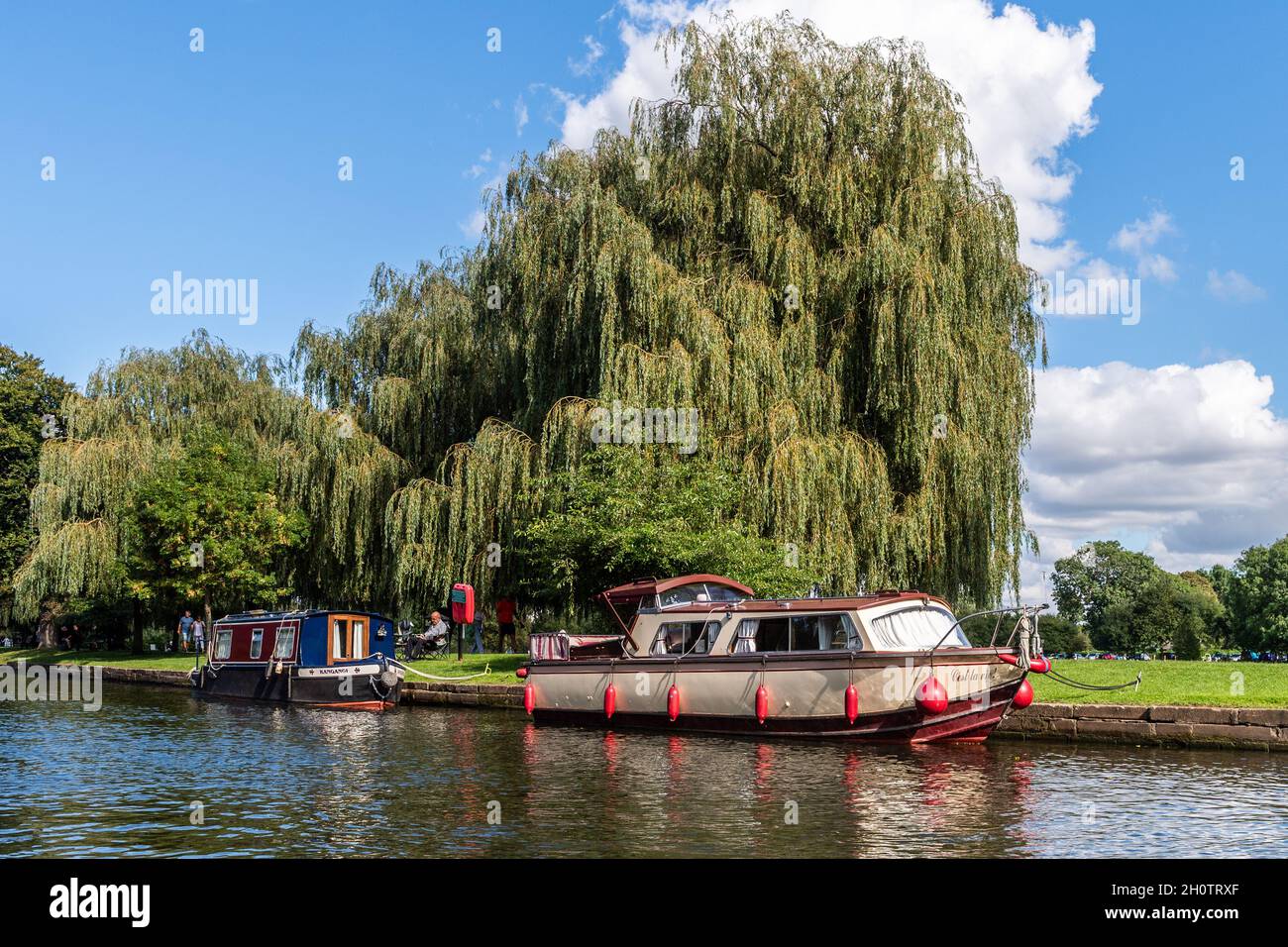 Die Boote liegen auf dem Fluss Avon, Stratford-upon-Avon, Warwickshire, Großbritannien. Stockfoto