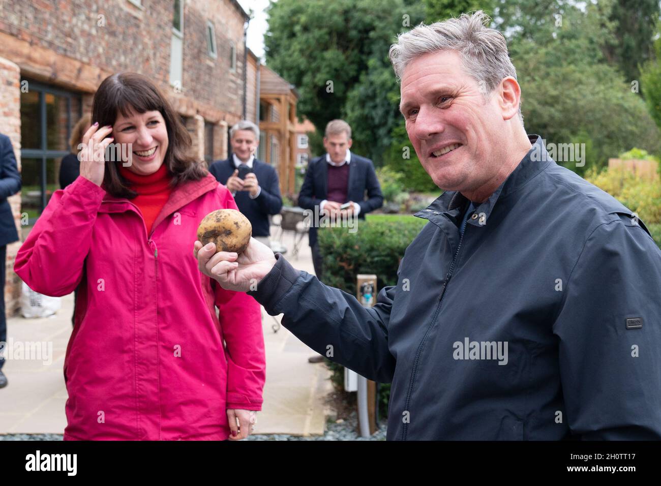 Der Arbeitsleiter Sir Keir Starmer und die Schattenkanzlerin Rachel Reeves unterhalten sich mit den Bauern auf der Manor Farm in Kelfield, Yorkshire, wo sie mit den lokalen Landwirten über Lieferkettenprobleme sprachen. Bilddatum: Donnerstag, 14. Oktober 2021. Stockfoto
