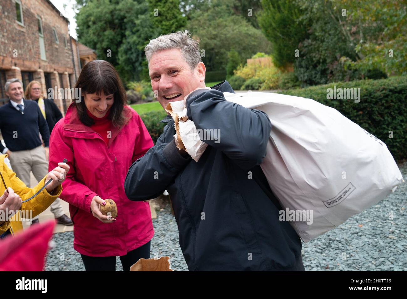 Der Arbeitsleiter Sir Keir Starmer hebt eine Tüte Kartoffeln, während er und die Schattenkanzlerin Rachel Reeves mit den Bauern auf der Manor Farm in Kelfield, Yorkshire, plaudern, wo sie mit den lokalen Bauern über Lieferkettenprobleme sprachen. Bilddatum: Donnerstag, 14. Oktober 2021. Stockfoto