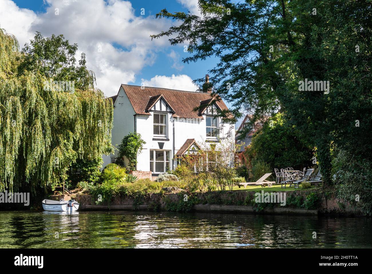 Haus und Motorboot auf dem Fluss Avon, Stratford-upon-Avon, Warwickshire, Großbritannien. Stockfoto