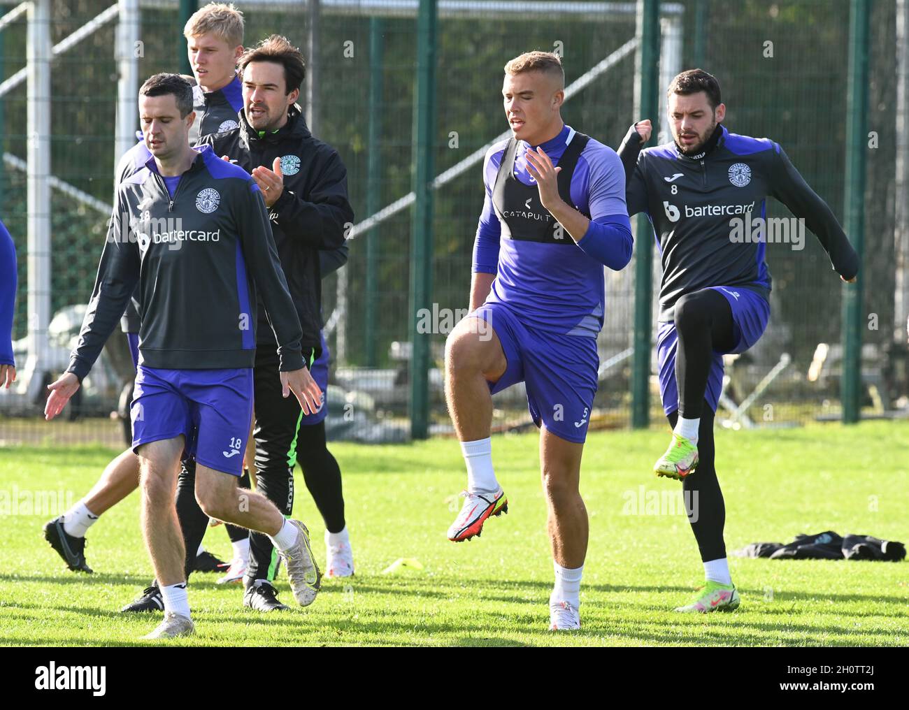 Tranent, Ormiston, East Lothian.Schottland. Großbritannien 14. Oktober 21 Hibernian FC Fitness Coach, Colin Clancy (3. Links) mit Jamie Murphy, Josh Doig, Ryan Porteous und Drey Wright Trainingseinheit für Dundee Utd Spiel . Kredit: eric mccowat/Alamy Live Nachrichten Stockfoto