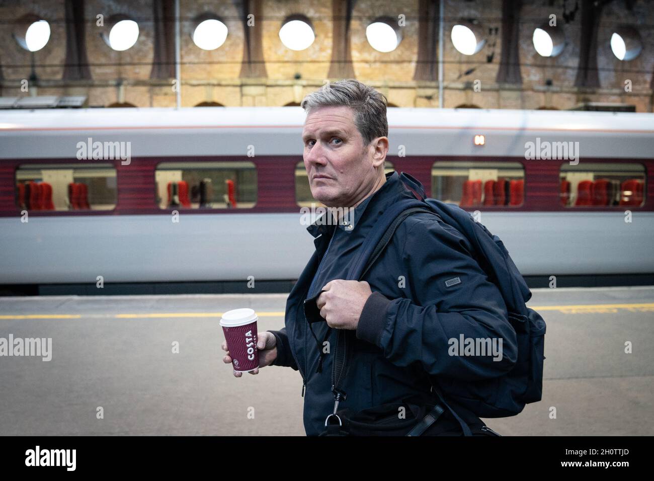 Der Arbeitsleiter Sir Keir Starmer am Bahnhof York, bevor er mit dem Zug zurück nach London ging, nachdem er die Manor Farm in Kelfield, Yorkshire, besucht hatte, wo er mit lokalen Landwirten über Lieferkettenprobleme sprach. Bilddatum: Donnerstag, 14. Oktober 2021. Stockfoto