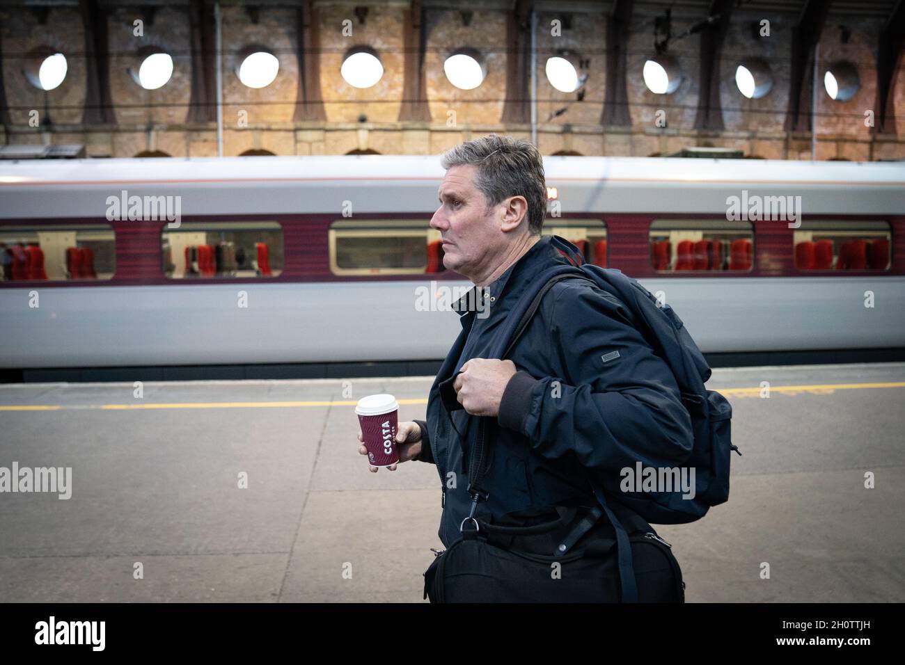 Der Arbeitsleiter Sir Keir Starmer am Bahnhof York, bevor er mit dem Zug zurück nach London ging, nachdem er die Manor Farm in Kelfield, Yorkshire, besucht hatte, wo er mit lokalen Landwirten über Lieferkettenprobleme sprach. Bilddatum: Donnerstag, 14. Oktober 2021. Stockfoto