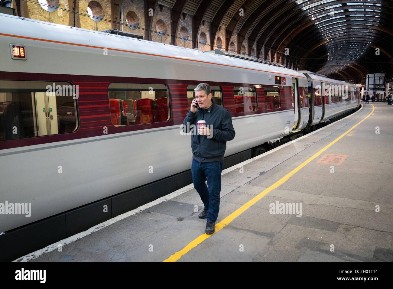 Der Arbeitsleiter Sir Keir Starmer am Bahnhof York, bevor er mit dem Zug zurück nach London ging, nachdem er die Manor Farm in Kelfield, Yorkshire, besucht hatte, wo er mit lokalen Landwirten über Lieferkettenprobleme sprach. Bilddatum: Donnerstag, 14. Oktober 2021. Stockfoto