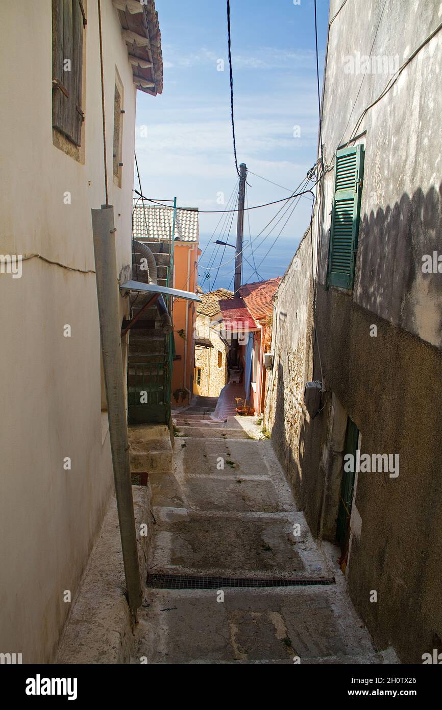 Schmale Straße auf Korfu, Griechenland, die zum Meer absteigt Stockfoto