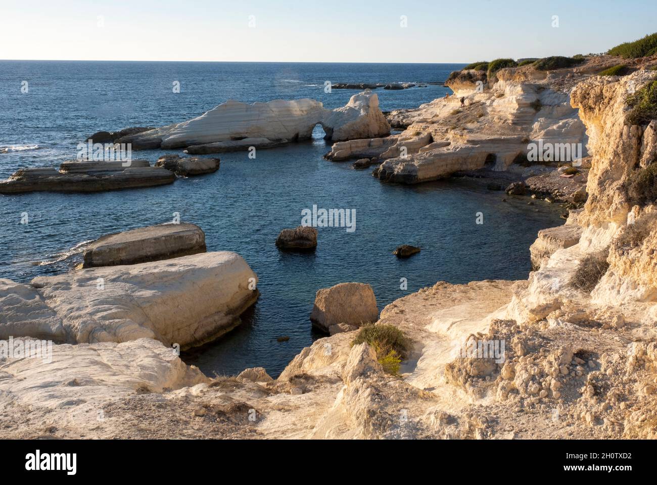 Küstenkalksteinformationen, Meereshöhlen, Peyia, Region Paphos, Zypern. Stockfoto