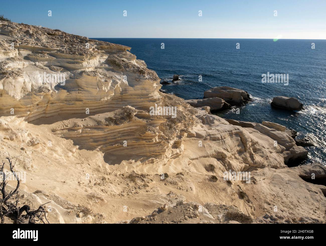 Küstenkalksteinformationen, Meereshöhlen, Peyia, Region Paphos, Zypern. Stockfoto