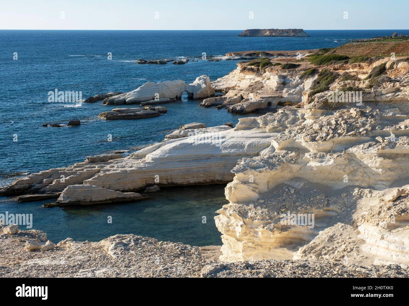 Küstenkalksteinformationen, Meereshöhlen, Peyia, Region Paphos, Zypern. Stockfoto