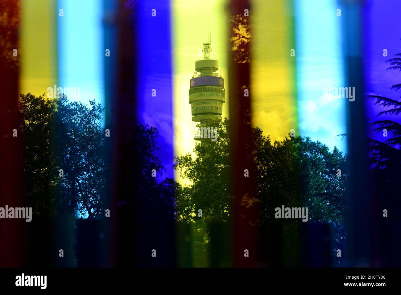 London, Großbritannien. Oktober 2021. „Frieze Sculpture at the Regent's Park“ - Ausstellung von Skulpturen im Freien zur Fieze London Veranstaltung, die heute beginnt. Environnement de Transchromie: Carlos Cruz-Diez Credit: Phil Robinson/Alamy Live News Stockfoto