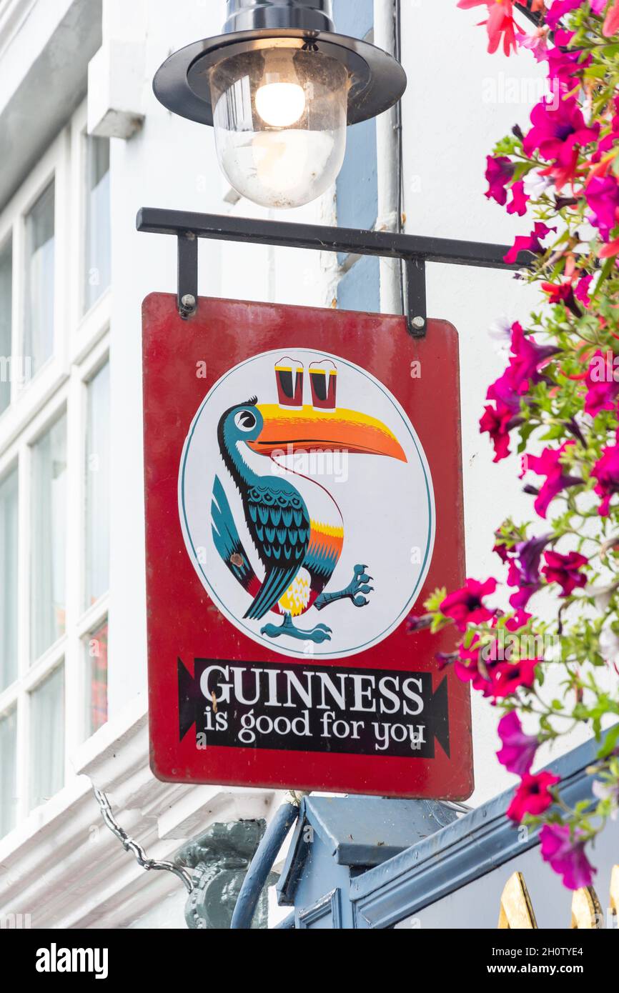 Guinness-Schild an der Tante Lena's Bar, Main Street, Adare (Ath Dara), County Limerick, Republik Irland Stockfoto