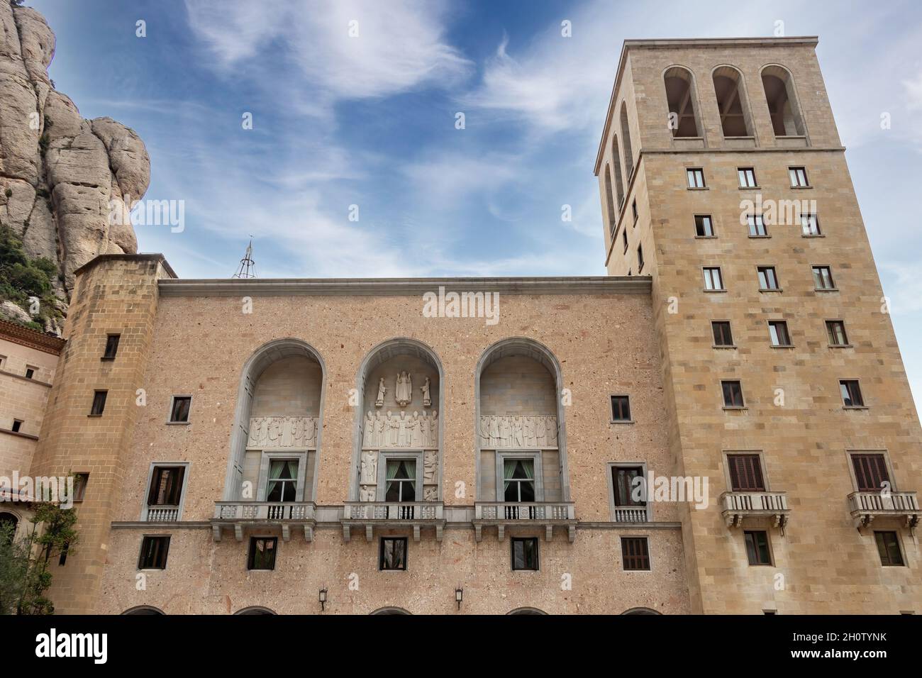 Fassade der Basilika und des Klosters von Montserrat mit dem lateinischen Text „Urbs Jerusalem Beata dicta Pacis Visio“, der die gesegnete Stadt Jerusalem bedeutet, c Stockfoto