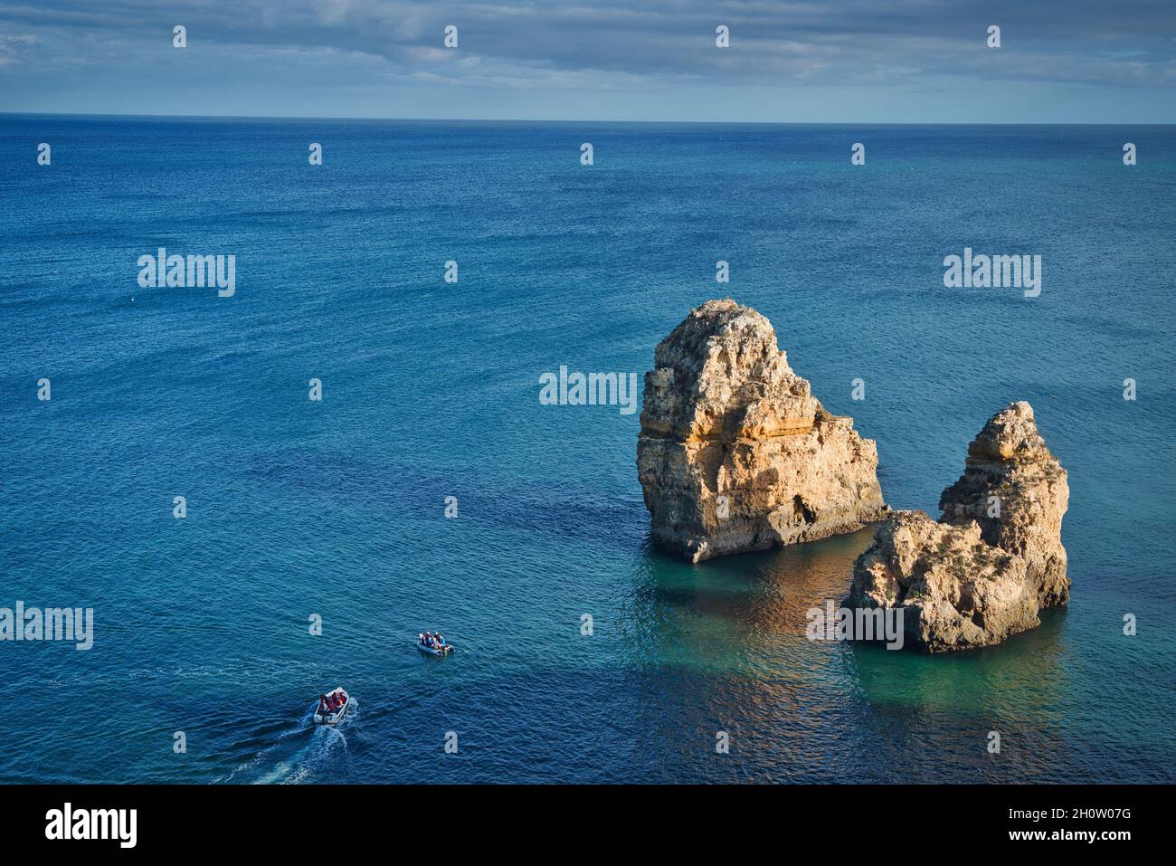 Foto der Felsen und natürlichen Bögen auf Algrave Portugal Stockfoto