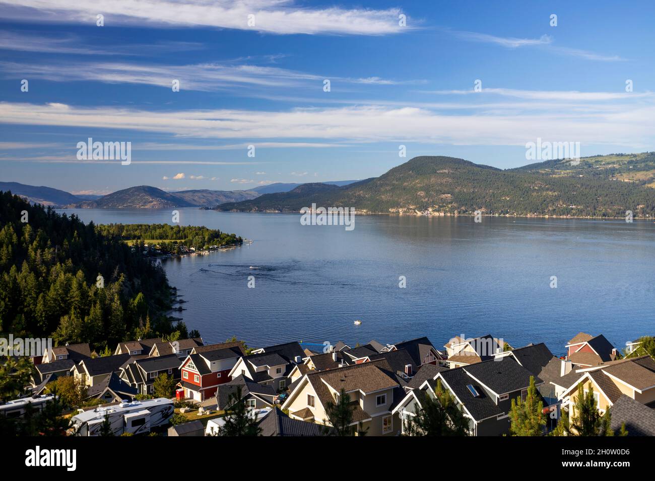 Blick auf die Wohnbauentwicklung mit Blick auf den Okanagan Lake im Okanagan Valley lag in Fintry, West Kelowna, British Columbia, Kanada Stockfoto