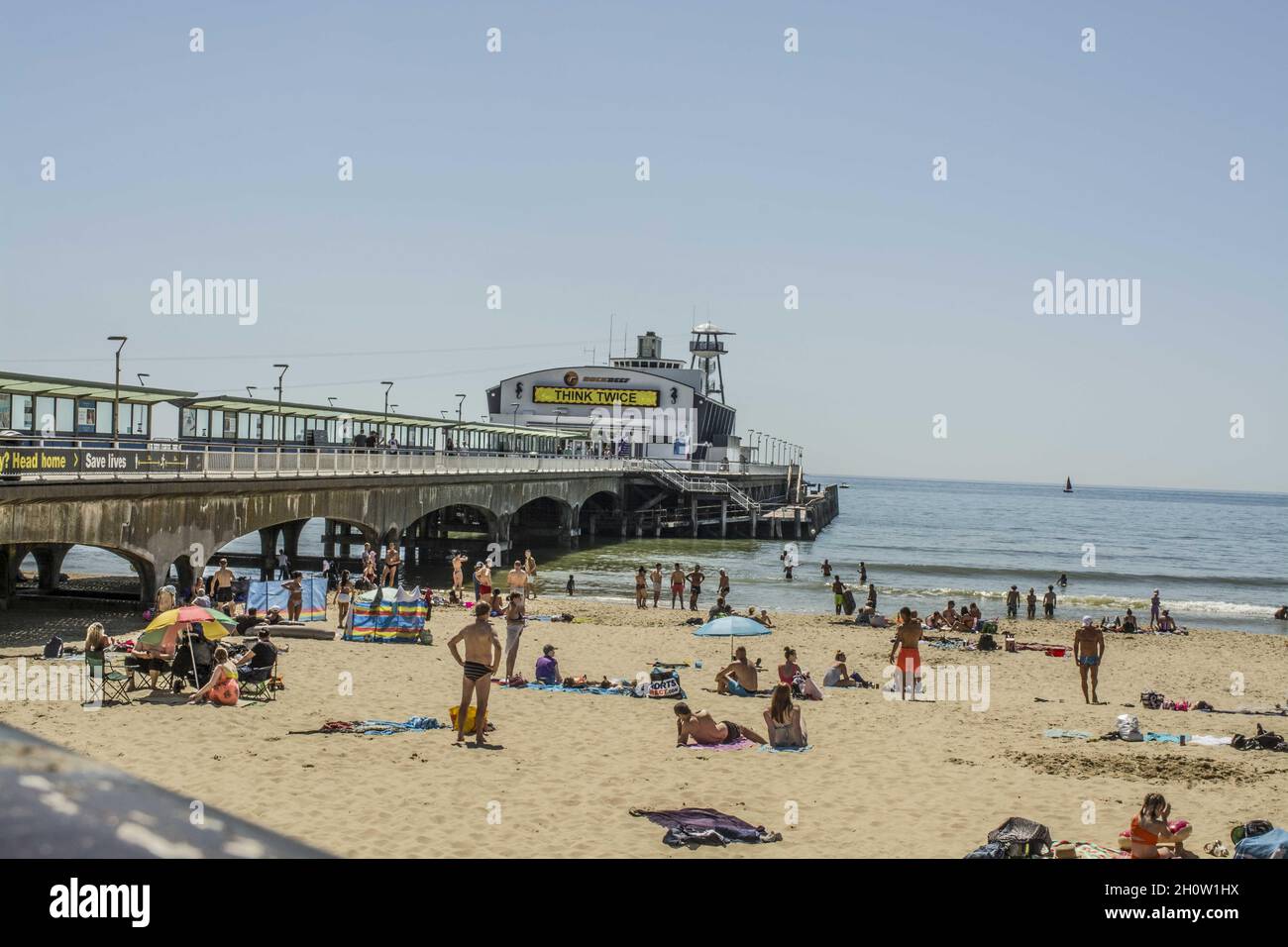 Strand in Bournemouth an sonnigen Tagen Stockfoto