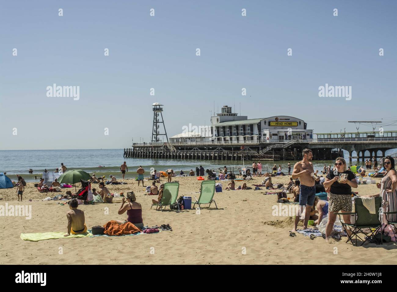 Strand in Bournemouth an sonnigen Tagen Stockfoto