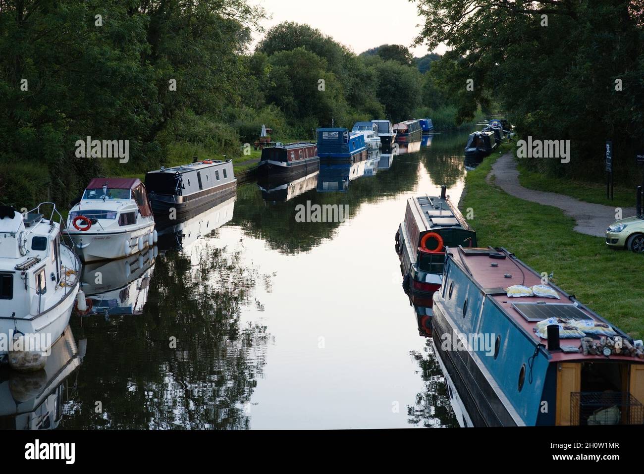Vertäute Narrowboote auf dem Leeds und Liverpool Kanal in Parbold Stockfoto