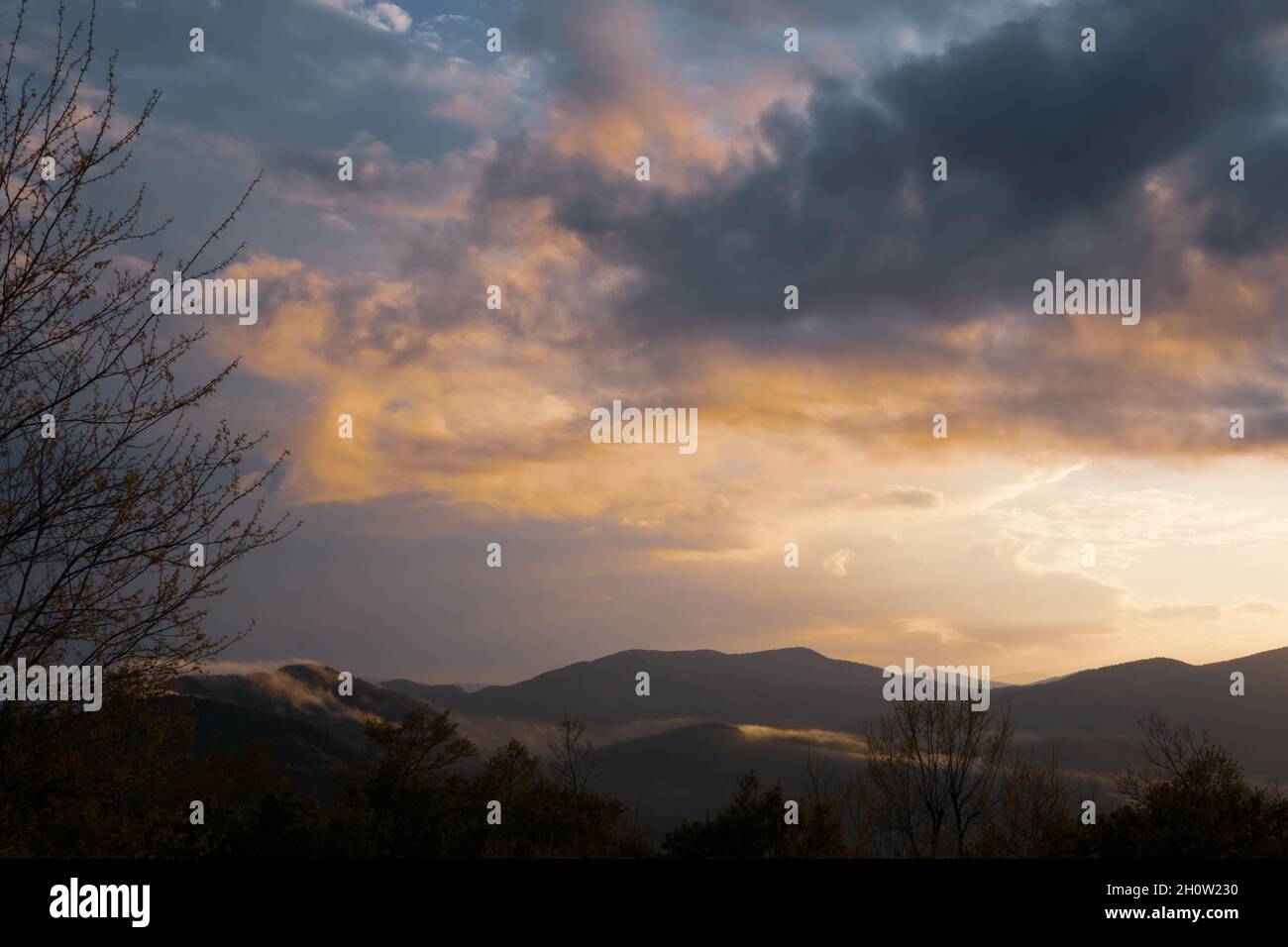 Sonnenuntergang in den Bergen Stockfoto