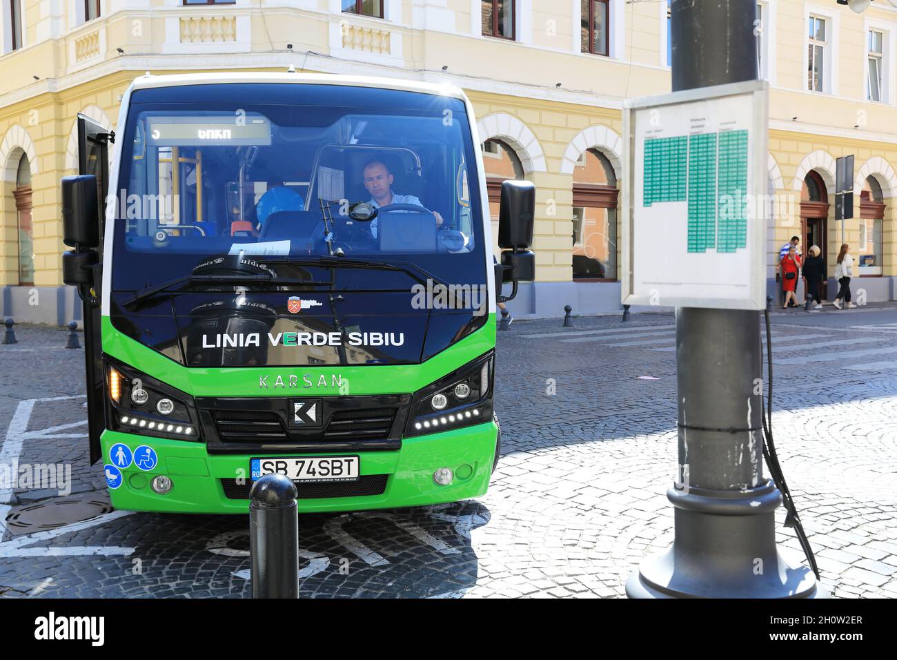 Elektrobus in der historischen Stadt Sibiu, Siebenbürgen, Rumänien Stockfoto