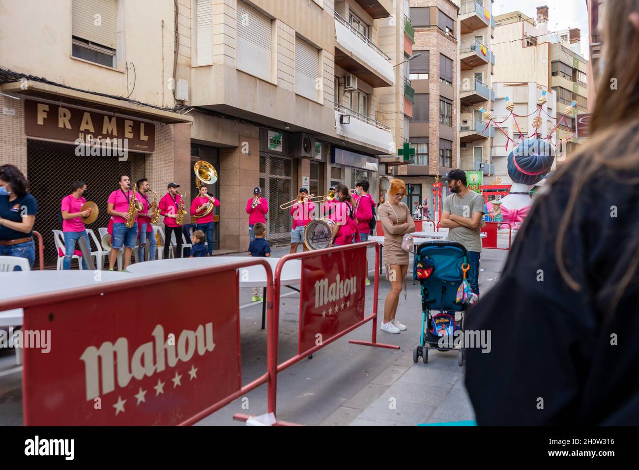 Burriana, Spanien 10-10-2021: Live-Musik erklingt durch die Straßen, gespielt von Bands, die die Einheimischen in traditionellen Kostümen begleiten Stockfoto