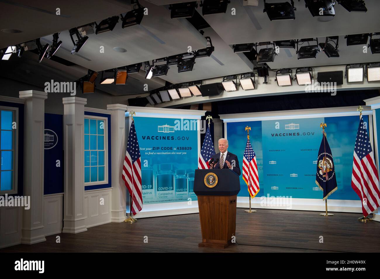 Der US-Präsident Joe Biden gibt am Donnerstag, den 14. Oktober 2021, im South Court Auditorium auf dem Campus des Weißen Hauses in Washington, DC, ein Update über die COVID-19-Reaktion und das Impfprogramm ab. Kredit: Rod Lamkey/CNP /MediaPunch Stockfoto