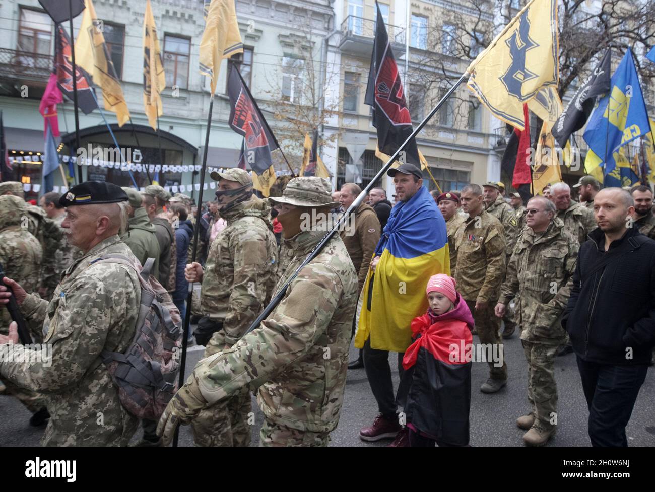 Kiew, Ukraine. Oktober 2021. Ukrainische Armeeveteranen nehmen am Nationalmarsch zum Tag der Verteidigung der Ukraine und am Jahrestag der Ukrainischen Aufständischen Armee (UPA) Teil.die Ukrainische Aufständische Armee (UPA) kämpfte von 1942 bis 1949 aktiv für die Unabhängigkeit der Ukraine, vor allem in der Westukraine gegen das deutsche Nazi- und Sowjetregime. Seit 2021, am 14. Oktober, haben die Ukrainer diesen Tag auch als den Tag der Verteidiger und Verteidiger der Ukraine bezeichnet. Kredit: SOPA Images Limited/Alamy Live Nachrichten Stockfoto