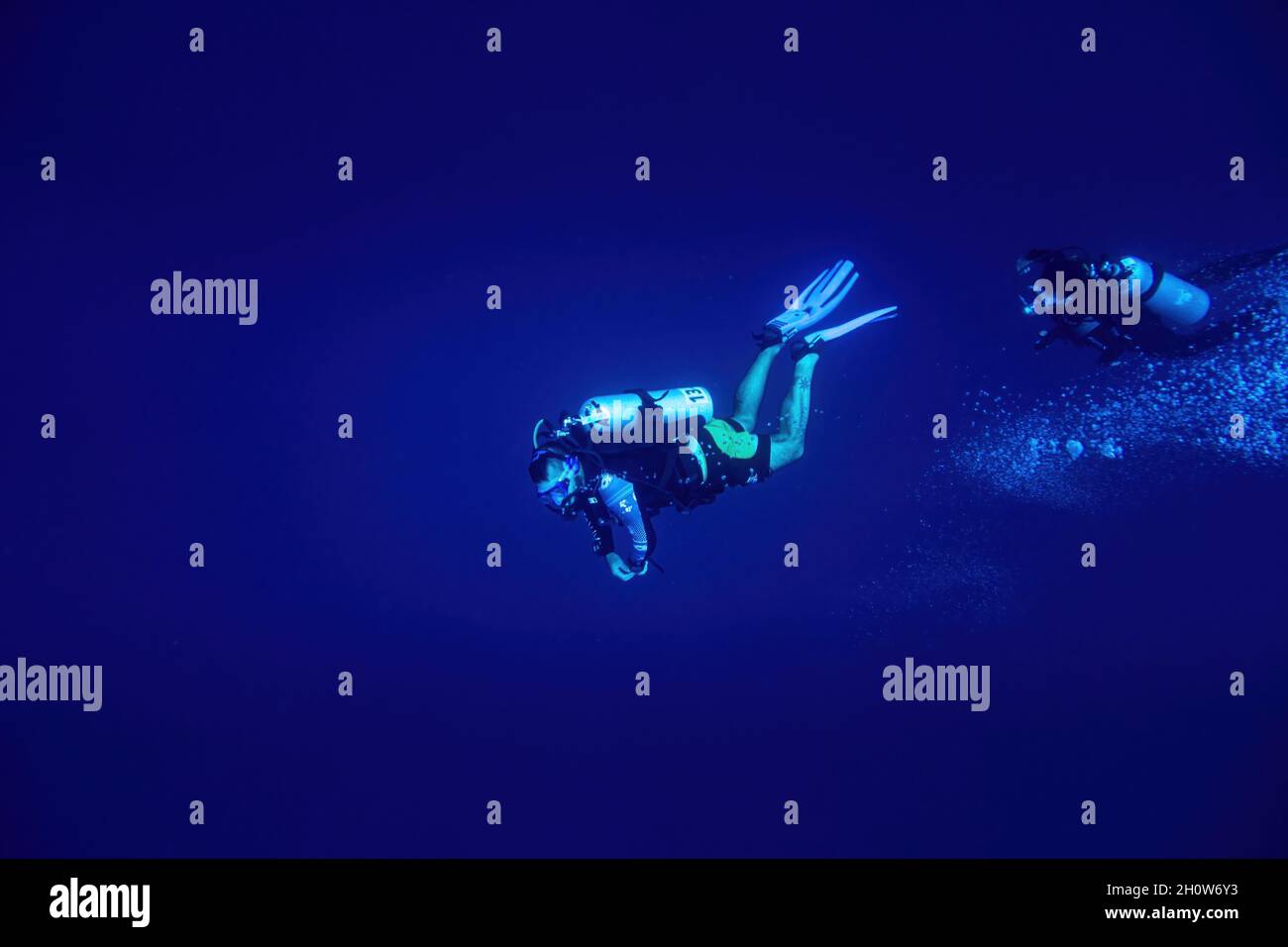 Zwei Taucher schwimmen in tiefblauem Blau Stockfoto