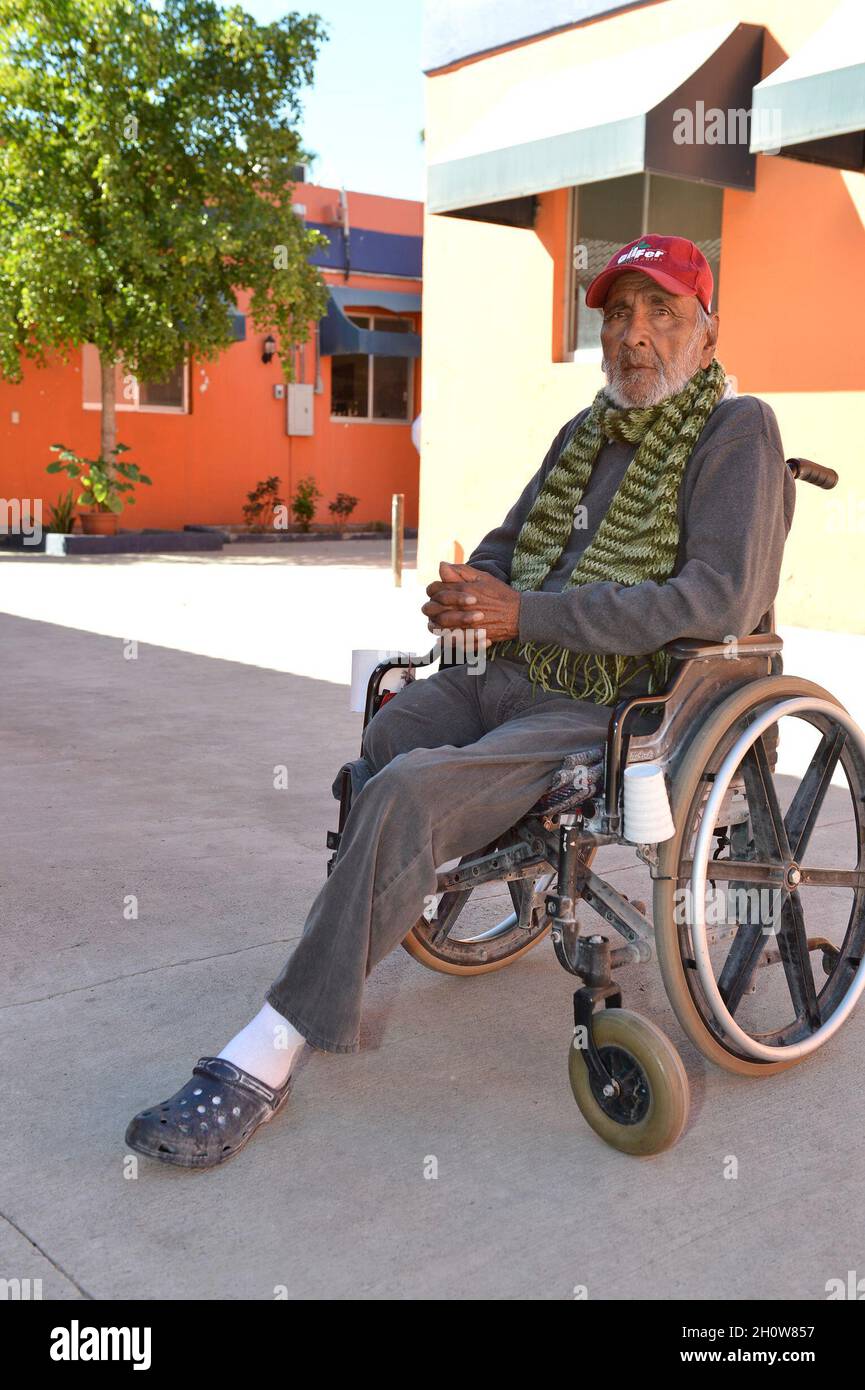 Ein älterer Mann im Pflegeheim Hermosillo mit Rollstuhl und Mütze. (Foto von Isrrael Garnica / NortePhoto) UN hombre adulto Mayor en silla de ruedas y gorra en el asilo de ancianos en Hermosillo. (Foto von Isrrael Garnica/NortePhoto) Stockfoto