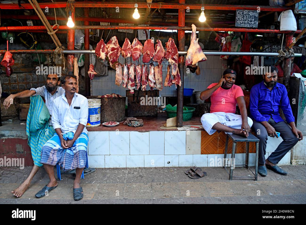 Dhaka, Bangladesch. Oktober 2021. Fleischverkäufer sitzt mit seinen Kollegen auf einem Markt in Dhaka.steigende Rohstoffpreise auf dem Markt. Menschen mit niedrigem Einkommen kämpfen darum, über die Runden zu kommen. Verkäufer haben Gemüsestände auf einem Markt ohne Käufer eingerichtet. (Foto von Piyas Biswas/SOPA Images/Sipa USA) Quelle: SIPA USA/Alamy Live News Stockfoto