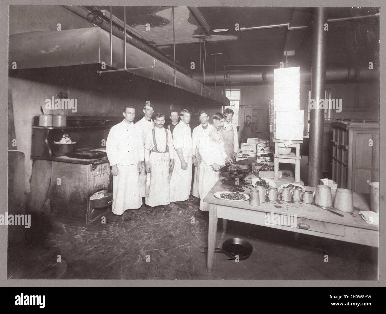 Köche in einer Restaurantküche, um 1900. Stockfoto