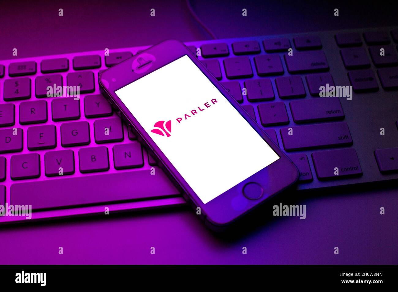 Spanien. Oktober 2021. In dieser Abbildung ist ein Parler-Logo zu sehen, das auf einem Smartphone auf einer Computertastatur angezeigt wird. (Foto von Thiago Prudencio/SOPA Images/Sipa USA) Quelle: SIPA USA/Alamy Live News Stockfoto