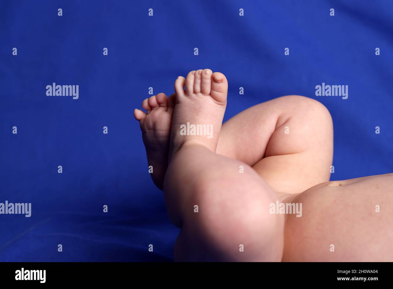 Die Füße und Beine des kleinen Jungen aus nächster Nähe Stockfoto