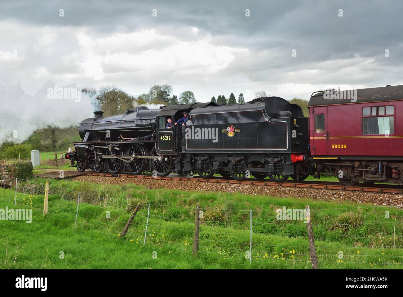 Konserviert LMS Black Five 4-6-0 no 45212 bringt das Heck der Great Britain XI Railtour südlich von Yetminster, Dorset Stockfoto