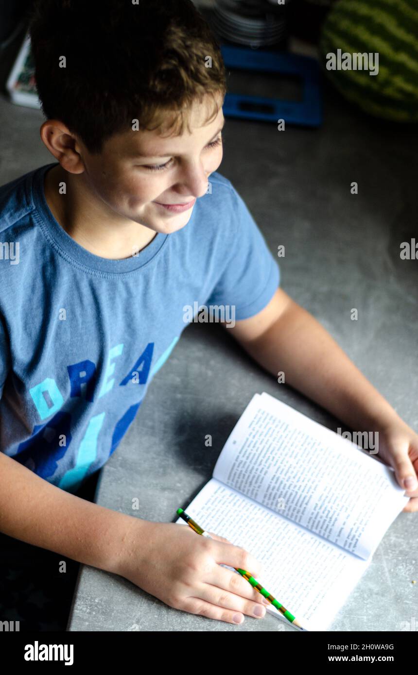 Teen junge erzählt Unterricht am Fenster Stockfoto