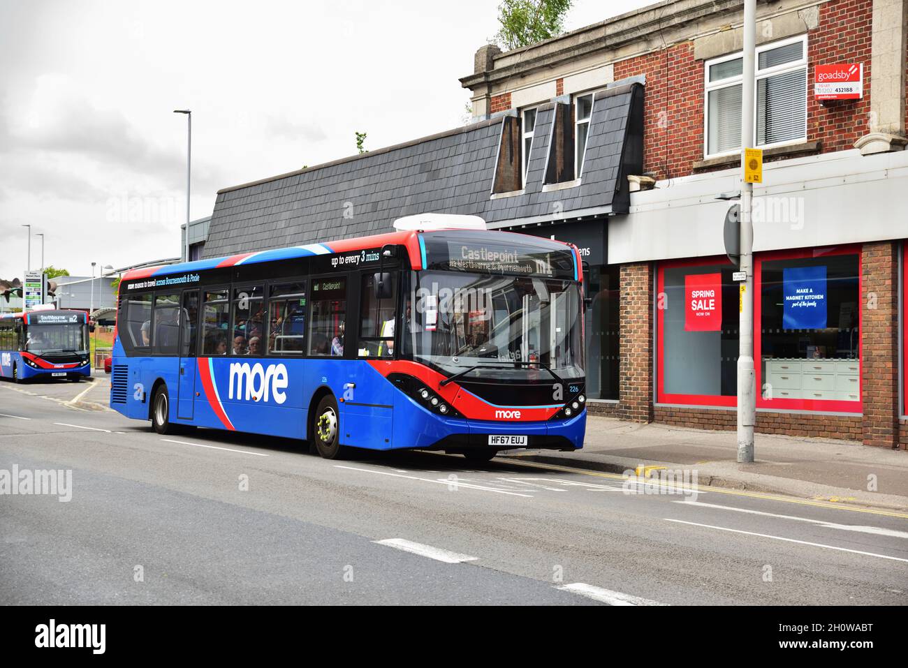 Mehr Bus Alexander-Dennis Enviro 200MMC HF67 EUJ wird in Branksome, Poole, auf einem Service zum Castlepoint Einkaufszentrum in Bournemouth gesehen Stockfoto