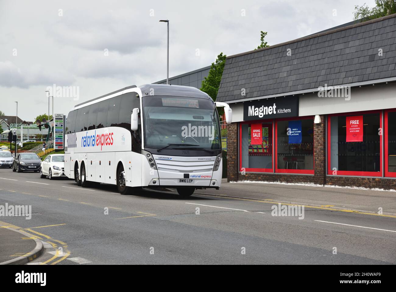 Fahren Sie an der Südküste von Volvo/Caetano Levante BW16 LCP, in National Express-Lackierung, vorbei an Branksome, Poole, auf dem Service 205 zum Flughafen Heathrow Stockfoto