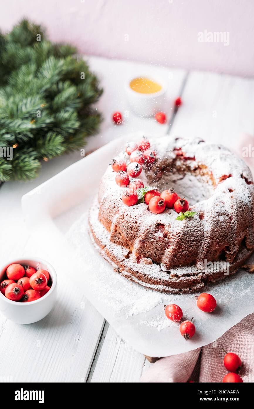 Kuchenbünden mit Gießen von Zuckerpulver Stockfoto