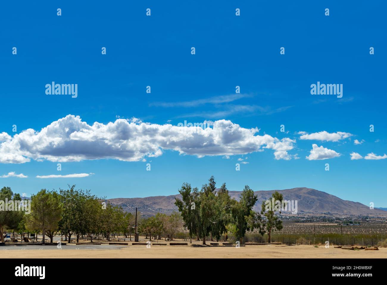 Blick auf Wolken und Bergkette im Horsemen’s Center Park in Apple Valley, Kalifornien Stockfoto