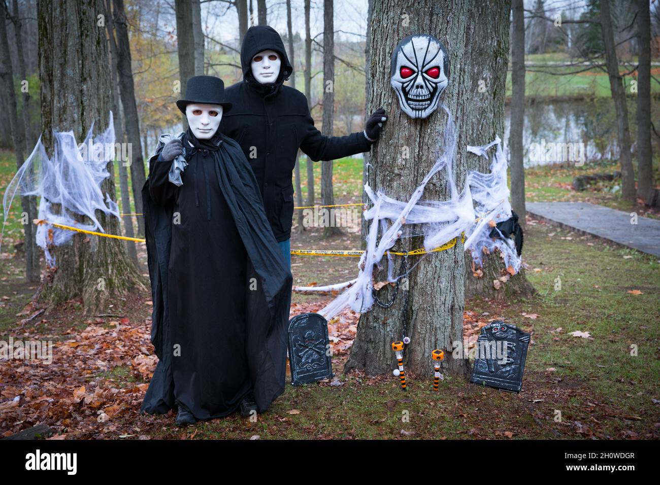 Halloween-Szene mit zwei Figuren in Masken Stockfoto