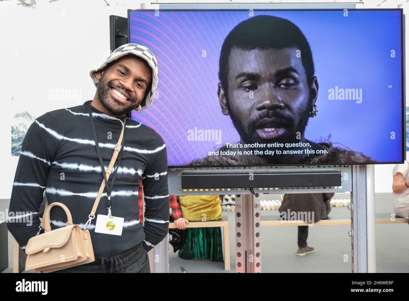 London, Großbritannien. Oktober 2021. Künstler Ndaye Kouagou mit seiner Videoinstallation 'Good People', 2021. Die Frieze London konzentriert sich auf zeitgenössische Kunst und lebende Künstler. Kredit: Imageplotter/Alamy Live Nachrichten Stockfoto