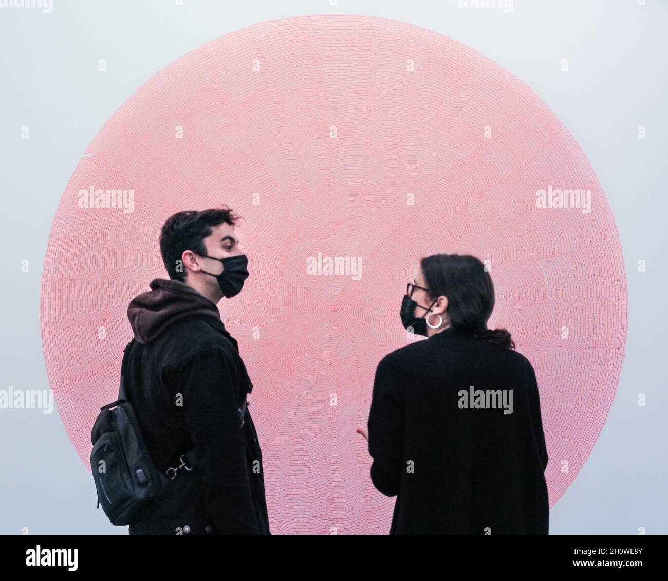 London, Großbritannien. Oktober 2021. Besucher und Mitarbeiter unterhalten sich vor einem Kunstwerk. Die Frieze London konzentriert sich auf zeitgenössische Kunst und lebende Künstler. Kredit: Imageplotter/Alamy Live Nachrichten Stockfoto