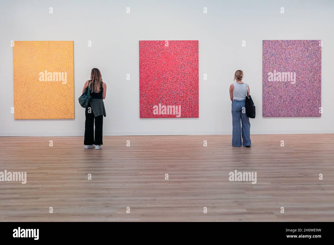 London, Großbritannien. Oktober 2021. Besucher an einem der Stände der Galerie. Die Frieze London konzentriert sich auf zeitgenössische Kunst und lebende Künstler. Kredit: Imageplotter/Alamy Live Nachrichten Stockfoto