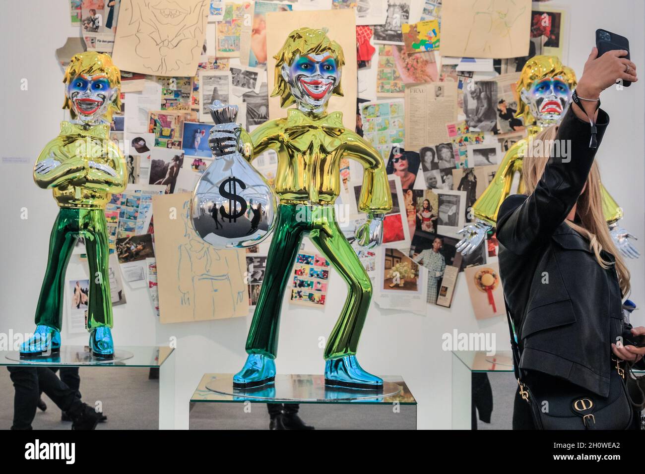 London, Großbritannien. Oktober 2021. Die Menschen interagieren mit Esben Weile Kjars „Floating Signifier“, 2021. Die Frieze London konzentriert sich auf zeitgenössische Kunst und lebende Künstler. Kredit: Imageplotter/Alamy Live Nachrichten Stockfoto