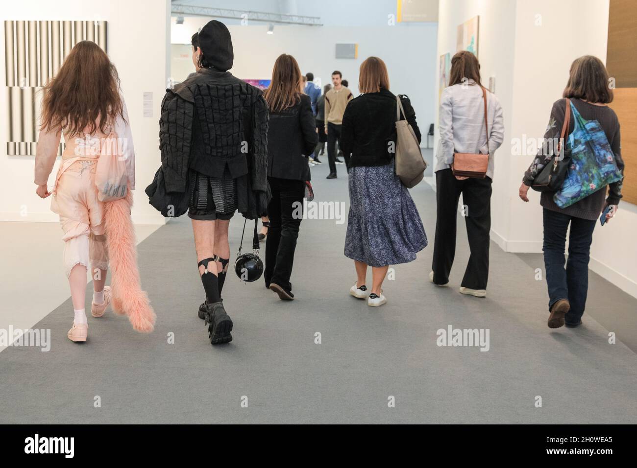 London, Großbritannien. Oktober 2021. Besucher der Messe. Die Frieze London konzentriert sich auf zeitgenössische Kunst und lebende Künstler. Kredit: Imageplotter/Alamy Live Nachrichten Stockfoto