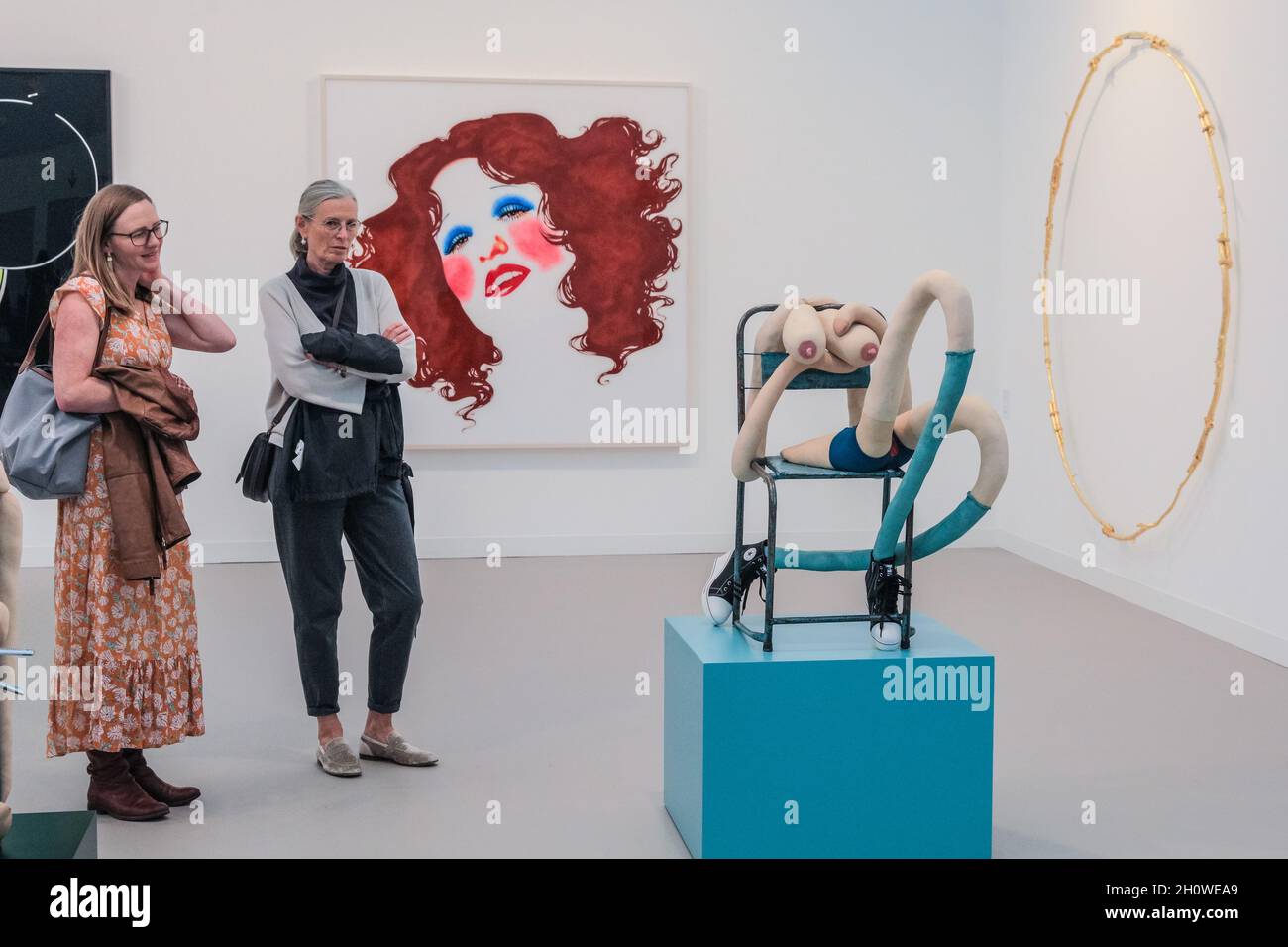 London, Großbritannien. Oktober 2021. Zwei Besucher betrachten eine Skulptur. Die Frieze London konzentriert sich auf zeitgenössische Kunst und lebende Künstler. Kredit: Imageplotter/Alamy Live Nachrichten Stockfoto