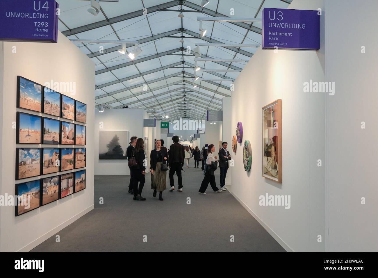 London, Großbritannien. Oktober 2021. Gesamtansicht, Hallen der Aussteller. Die Frieze London konzentriert sich auf zeitgenössische Kunst und lebende Künstler. Kredit: Imageplotter/Alamy Live Nachrichten Stockfoto