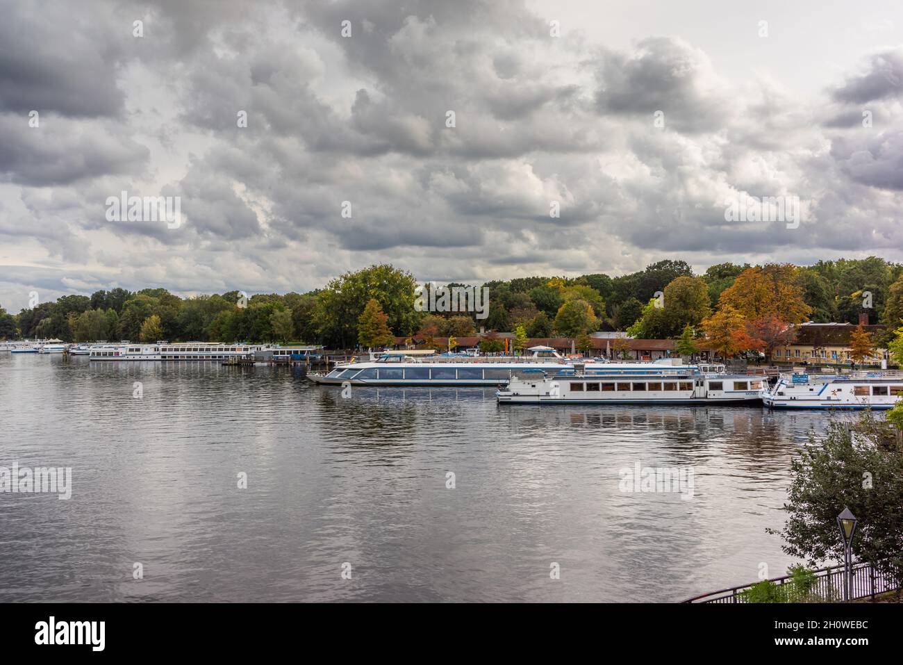 Im Herbst 2021, Berlin, Deutschland, Europa, fuhren die Touristenboote in der Spree am Treptower Hafen an Stockfoto