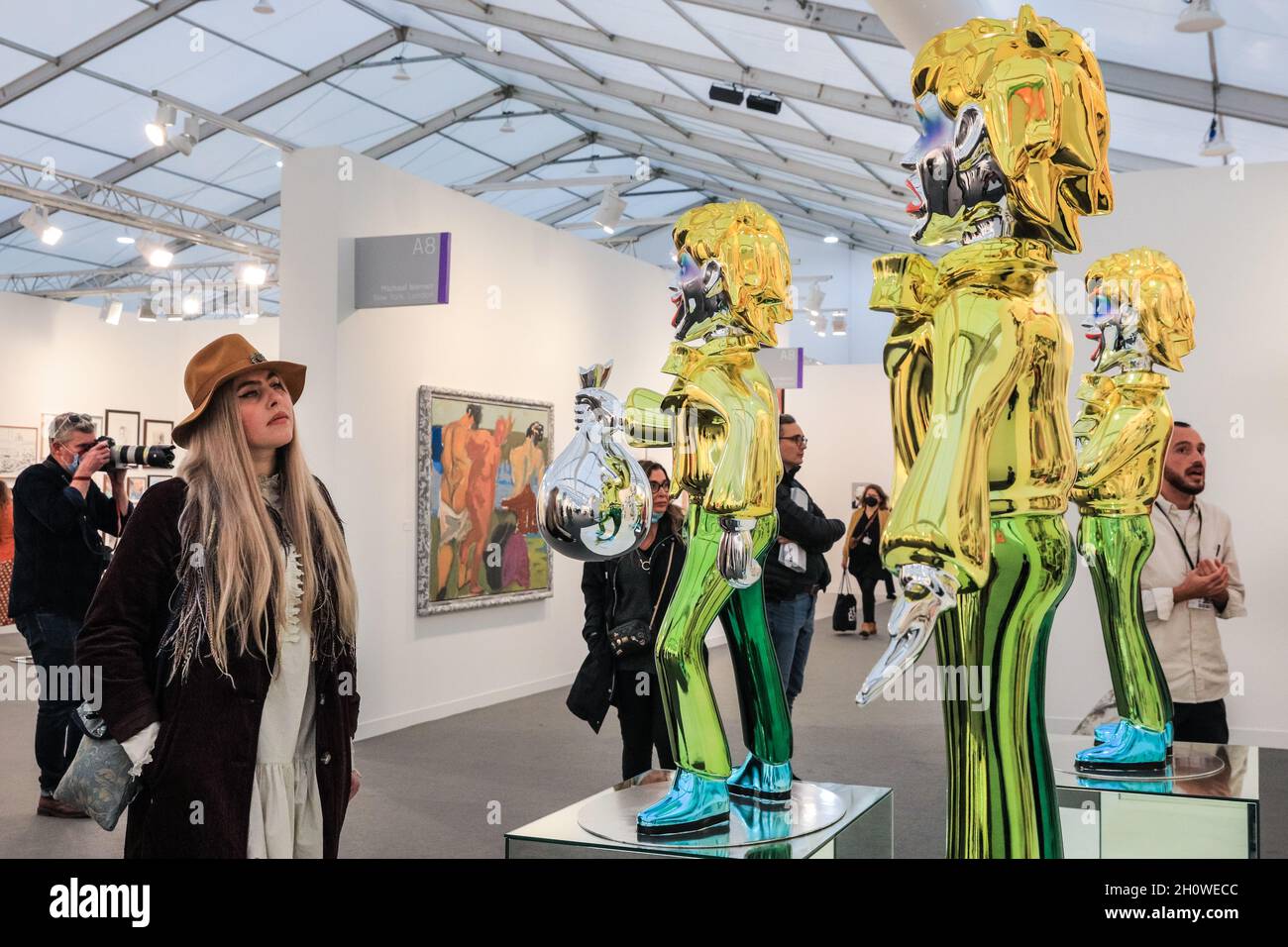 London, Großbritannien. Oktober 2021. Die Menschen interagieren mit Esben Weile Kjars „Floating Signifier“, 2021. Die Frieze London konzentriert sich auf zeitgenössische Kunst und lebende Künstler. Kredit: Imageplotter/Alamy Live Nachrichten Stockfoto