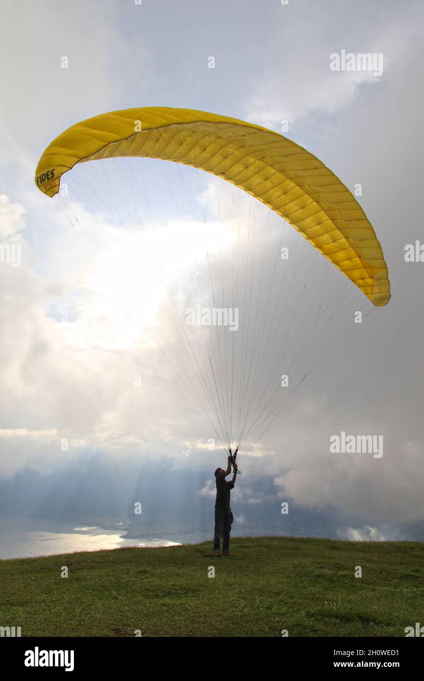 Ein Gleitschirm testet seine Ausrüstung und Windstärke in Puncak Lawang am Rande von Danau Maninjau in der Nähe von Bukittinggi in West Java, Indonesien. Stockfoto