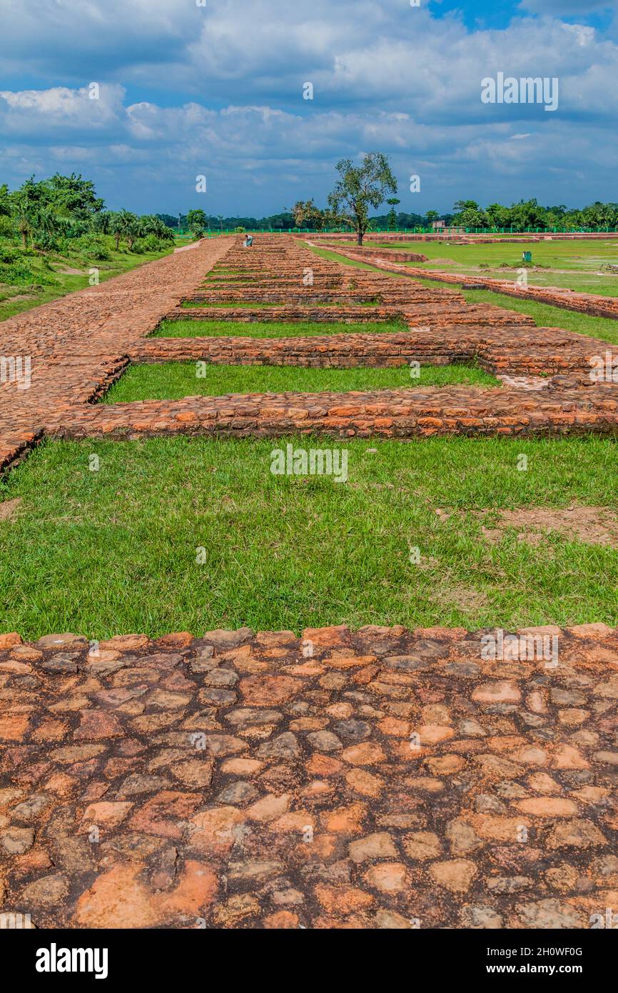 Überreste von Mönchszellen in Somapuri Vihara Somapura Mahavihara , Ruinen eines buddhistischen Klosterkomplexes im Dorf Paharpur, Bangladesch Stockfoto